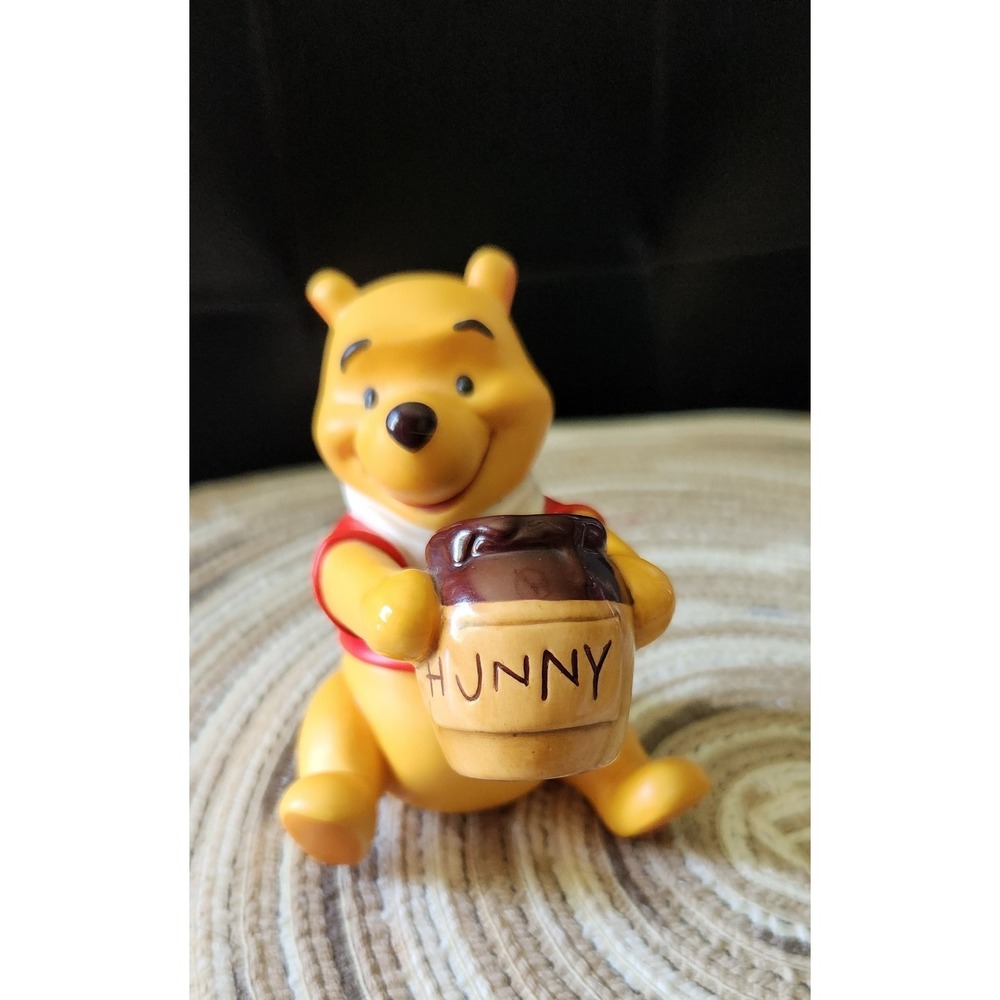 WDCC Walt Disney Winnie the Pooh Honey Tree Time Collectors Society Figurine